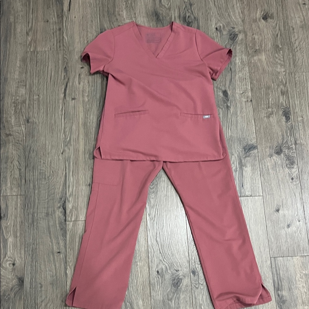 Figs Women’s Mauve Scrub set size small